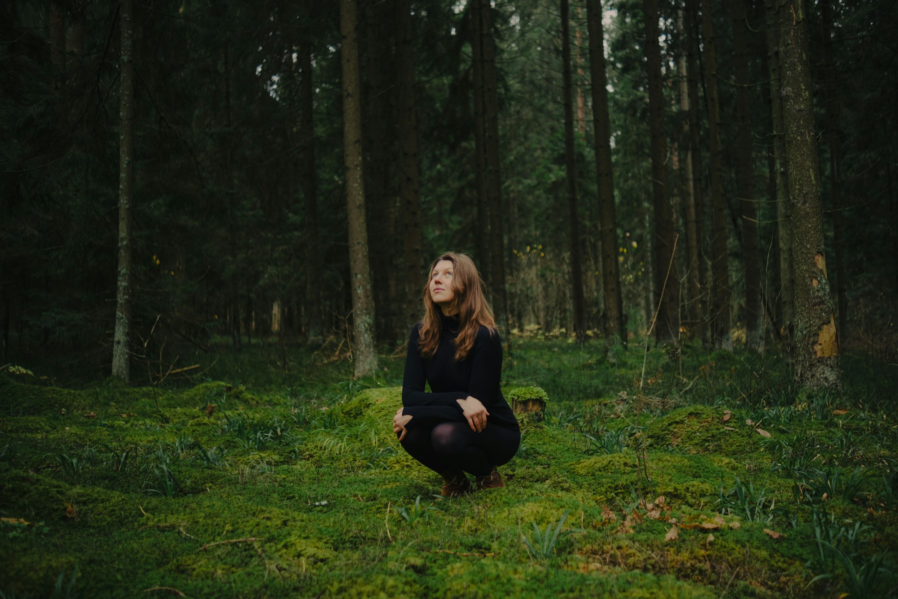Ein stiller Moment bewusster Präsenz in einem grünen Wald